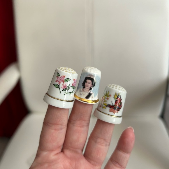 4/$50 Thumb sewing thimbles ceramic set of three, Royal family 🪡 - Picture 1 of 6